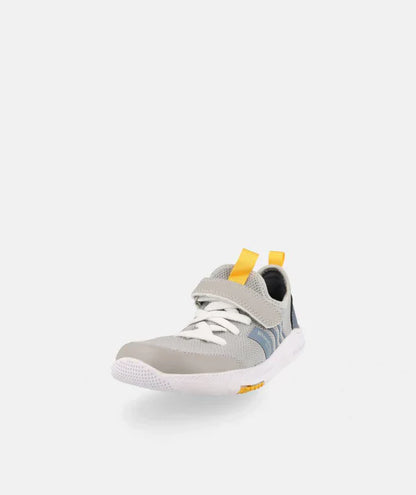 Sapatilha Blanditos Crono Gris, desportivo vegano barefoot, vista frontal ligeiramente elevada, mostrando a biqueira larga e o ajuste.