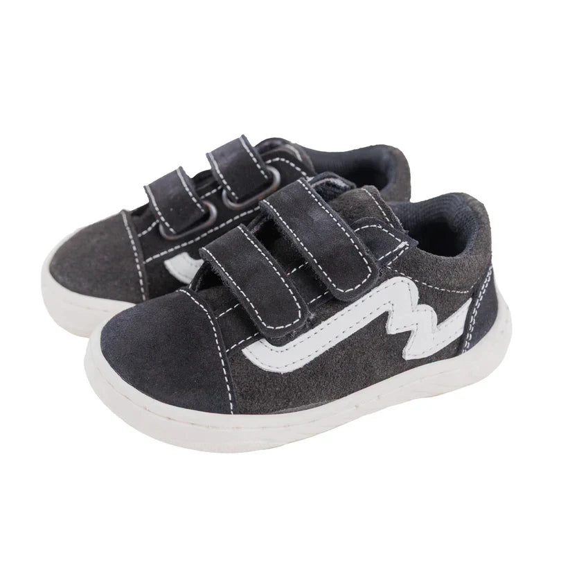 Par de sapatilhas Bunny Barefoot Zebra Preto com duplo velcro, vista lateral ligeiramente inclinada.