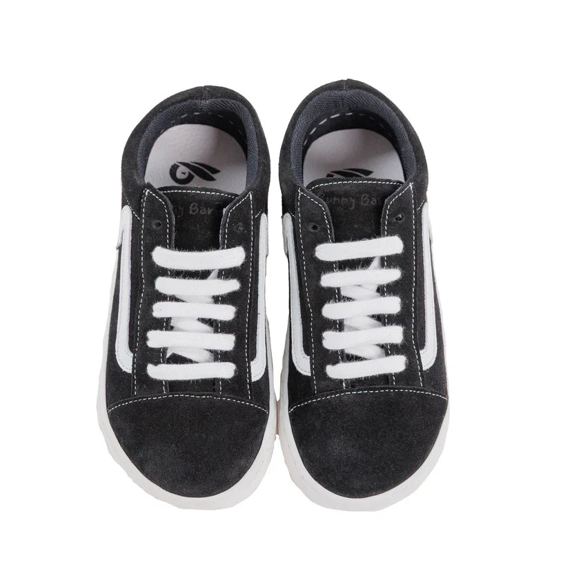 Par de sapatilhas Bunny Barefoot Zebra Preto com cordões brancos, vista frontal e superior.