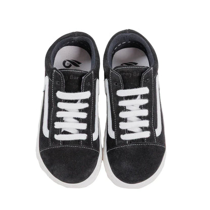 Par de sapatilhas Bunny Barefoot Zebra Preto com cordões brancos, vista frontal e superior.