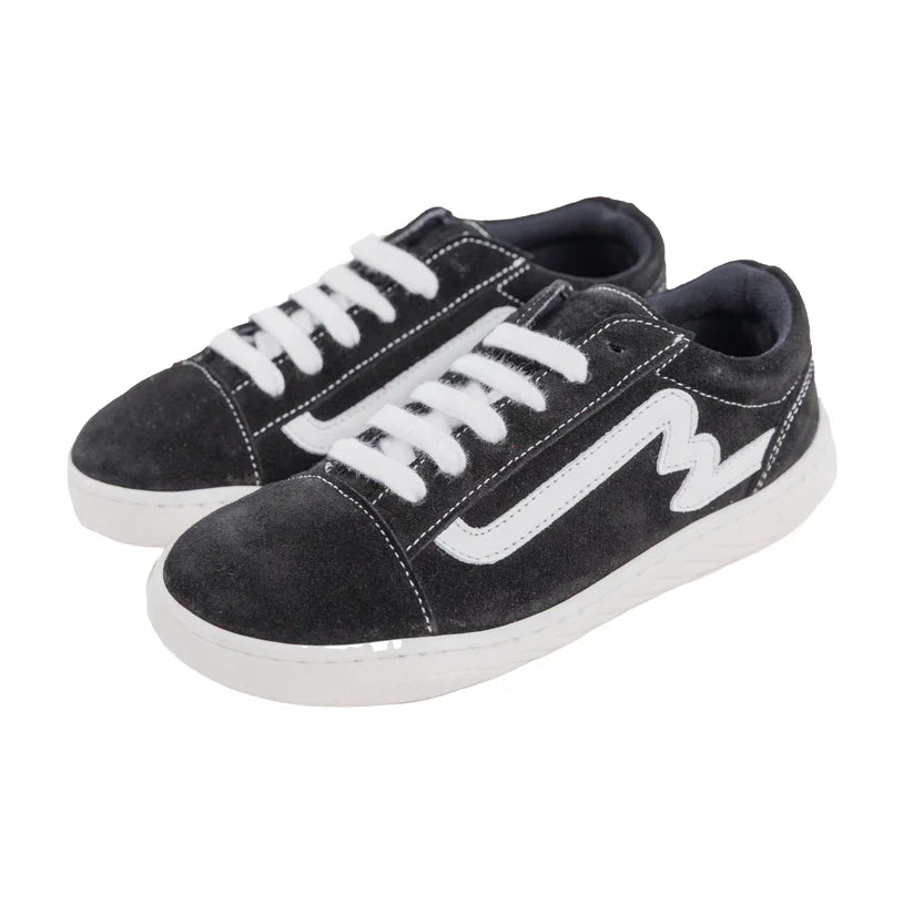 Par de sapatilhas Bunny Barefoot Zebra Preto com cordões brancos, vista lateral e superior.