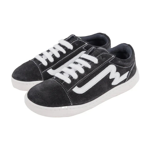 Par de sapatilhas Bunny Barefoot Zebra Preto com cordões brancos, vista lateral e superior.