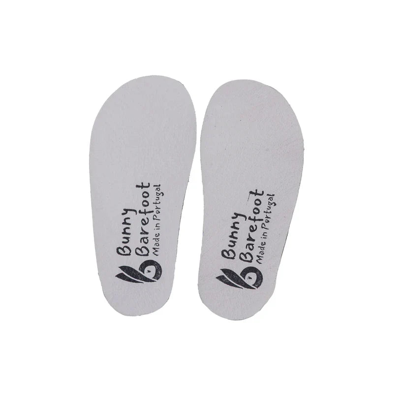 Par de palmilhas lisas e brancas das sapatilhas Bunny Barefoot, com o logótipo e a inscrição "Made in Portugal".