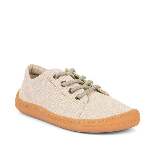 Sapatilha barefoot vegana em tecido canva creme, com atacadores em tom bege. Sola flexível em borracha natural, respirável e confortável para um ajuste natural ao pé.






