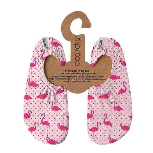 Par de meias antiderrapantes Slipstop modelo "Sisi", em tom rosa claro com estampado de flamingos rosa e pequenos corações. Fabricadas com tecido respirável e de secagem rápida, possuem solas antiderrapantes para maior segurança em superfícies molhadas e secas. Ideais para piscina, praia, casa ou parques infantis.