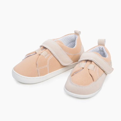 Vista angular das Baby Lobitos Barefoot Deportivas Aneto, com detalhes em costura reforçada e material técnico resistente.

