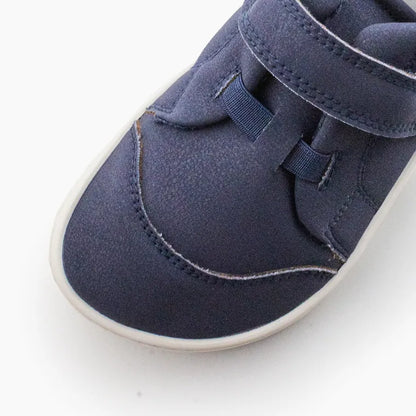 Vista detalhada da biqueira das Baby Lobitos Barefoot Deportivas Compás - Nova Sola, evidenciando a flexibilidade e o formato espaçoso para os dedos.