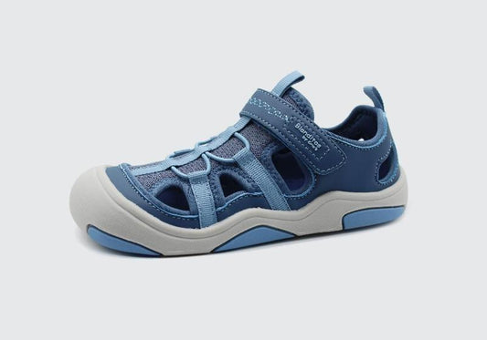 Sandália desportiva barefoot para criança Blanditos by Crio's, modelo Olimpo em azul, com fecho de velcro e biqueira reforçada.