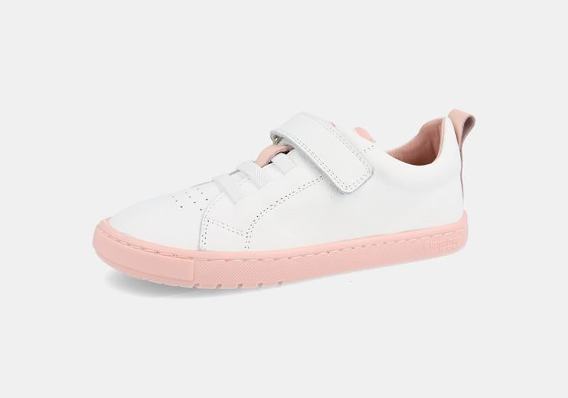 Sapatilha infantil barefoot Blanditos by Crio's modelo Borneo, cor branca com sola e detalhes em rosa claro, vista lateral.