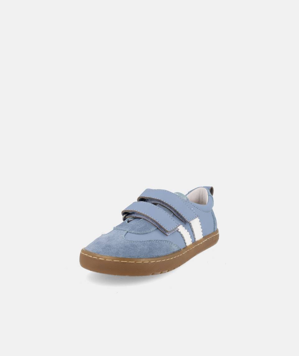 Sapatilha infantil Barefoot Blanditos Delfin azul, vista frontal, com fecho de duas tiras de velcro e detalhes brancos laterais.