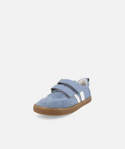 Sapatilha infantil Barefoot Blanditos Delfin azul, vista frontal, com fecho de duas tiras de velcro e detalhes brancos laterais.