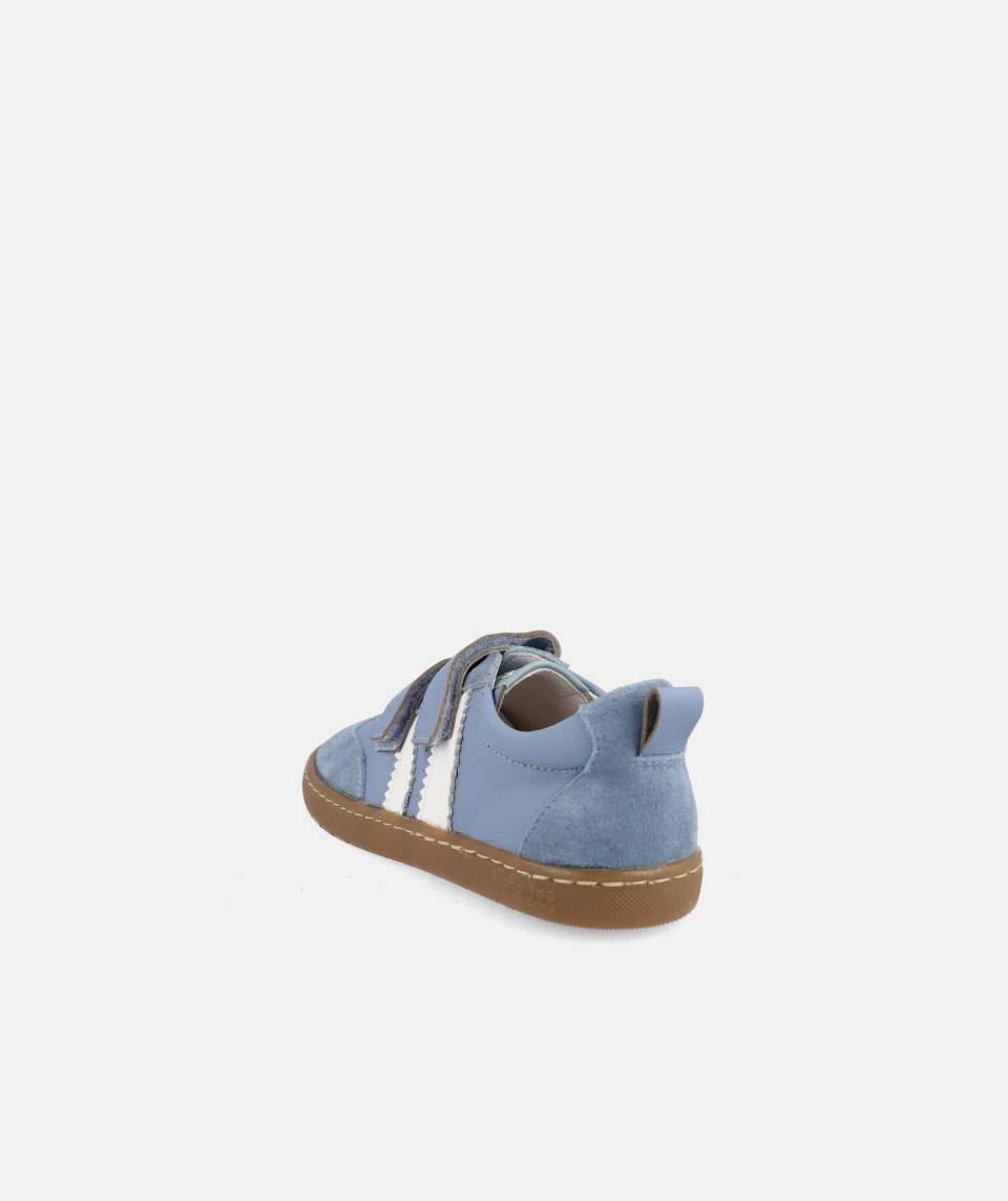 Vista traseira da sapatilha infantil Blanditos Delfin azul, destacando o contraforte maleável e a sola de borracha castanha.