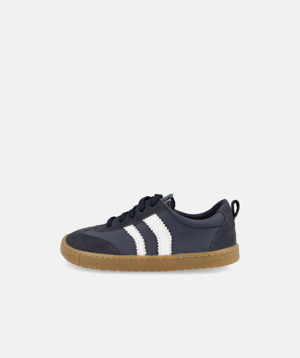 Sapatilha respeitadora Blanditos Delfin marinho, vista lateral, mostrando a sola plana e o design minimalista azul-escuro e branco.