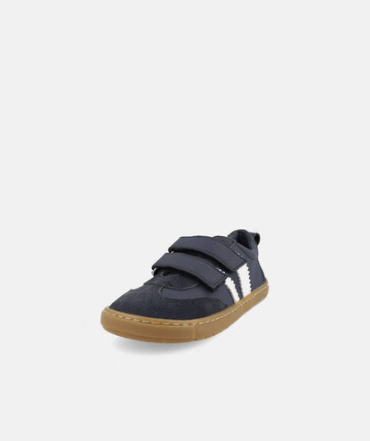 Sapatilha infantil barefoot Blanditos Delfin azul-marinho com fecho de velcro duplo e detalhes brancos, vista frontal em ângulo.