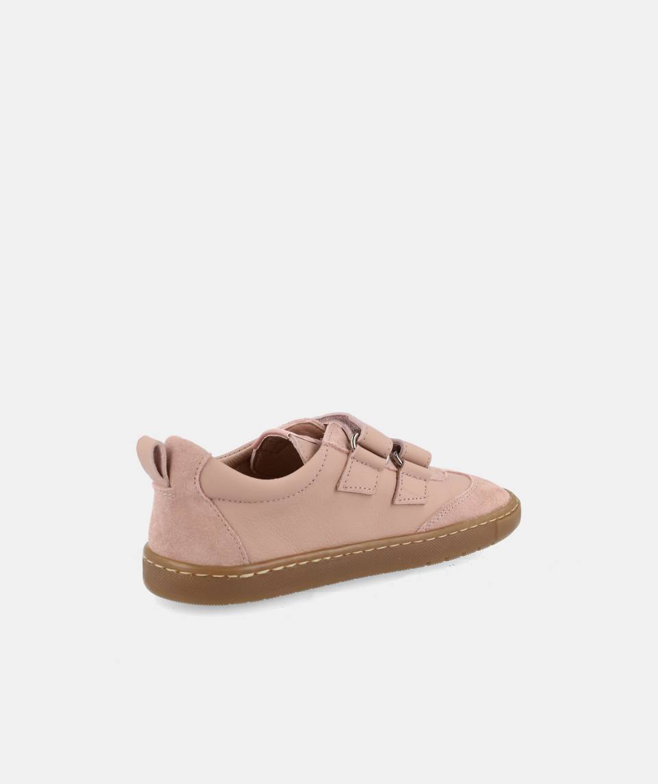 Detalhe da parte traseira da sapatilha infantil Blanditos Delfin rosa, focando no calcanhar, na tira de velcro e na sola de borracha.