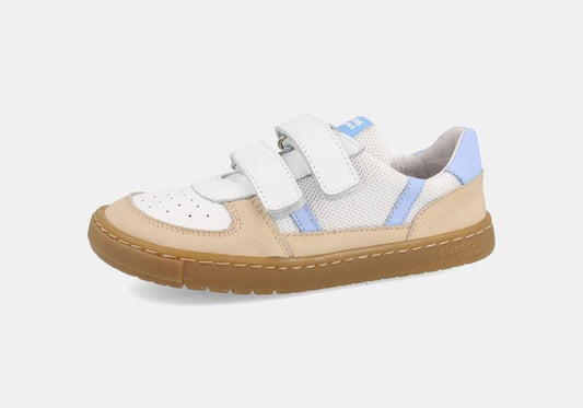 Sapatilha infantil barefoot Kauai BA da Blanditos by Crio's, cor bege e branco com detalhes em azul claro e fecho de velcro.