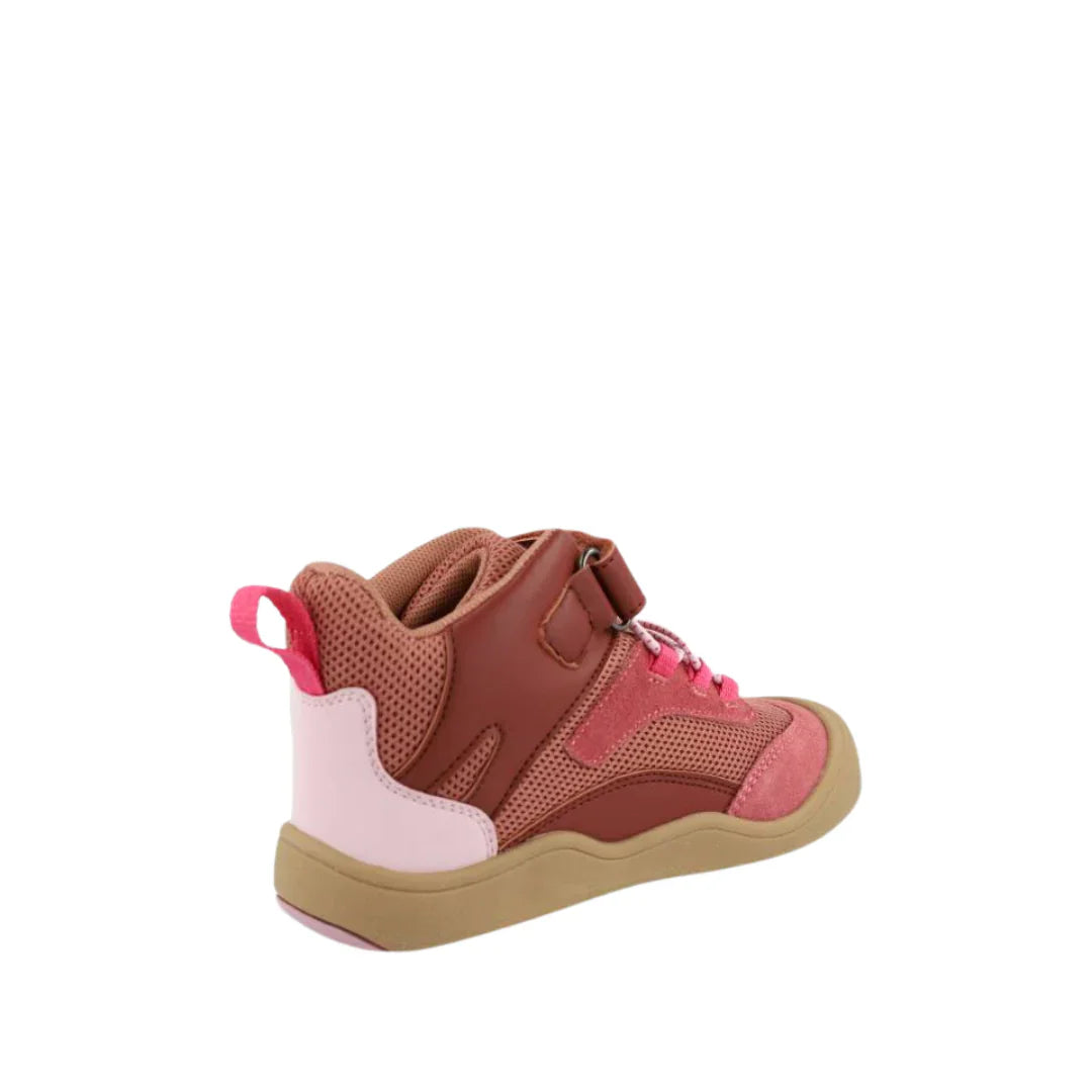 Detalhe lateral da bota Blanditos Hera Rosa, mostrando a construção em pele vegana e malha, com a etiqueta "Waterproof" visível.