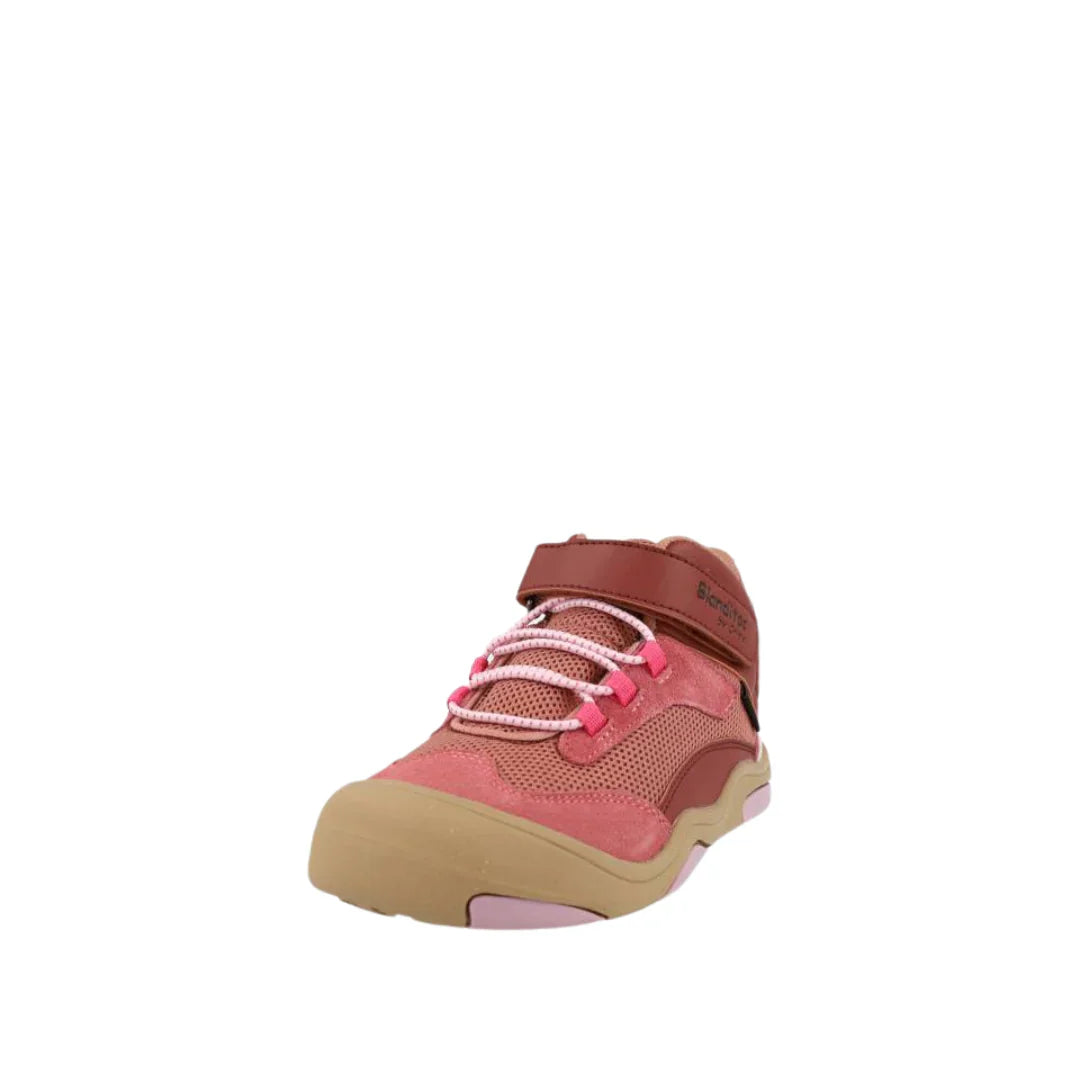 Bota de criança vegana Blanditos Hera Rosa, vista frontal, com atacadores elásticos cor-de-rosa e sola castanha clara.