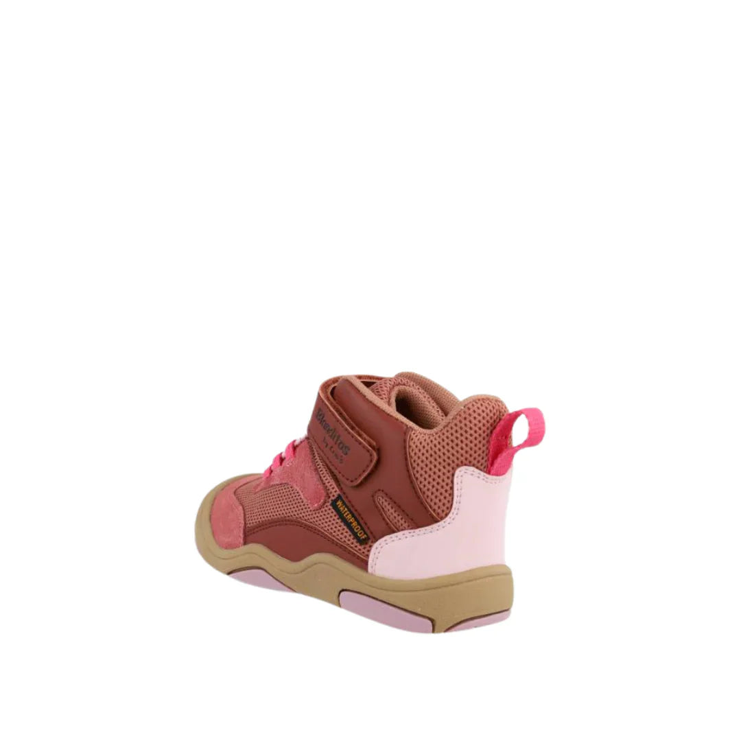 Vista traseira da bota impermeável vegana Blanditos Hera Rosa, destacando o reforço rosa claro no calcanhar e a aba de puxar.