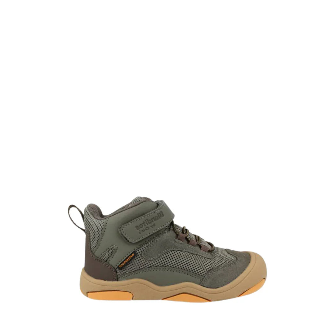 Bota vegana Blanditos Hera Verde de perfil lateral, cor verde-azeitona, com detalhes em malha e sola flexível barefoot.