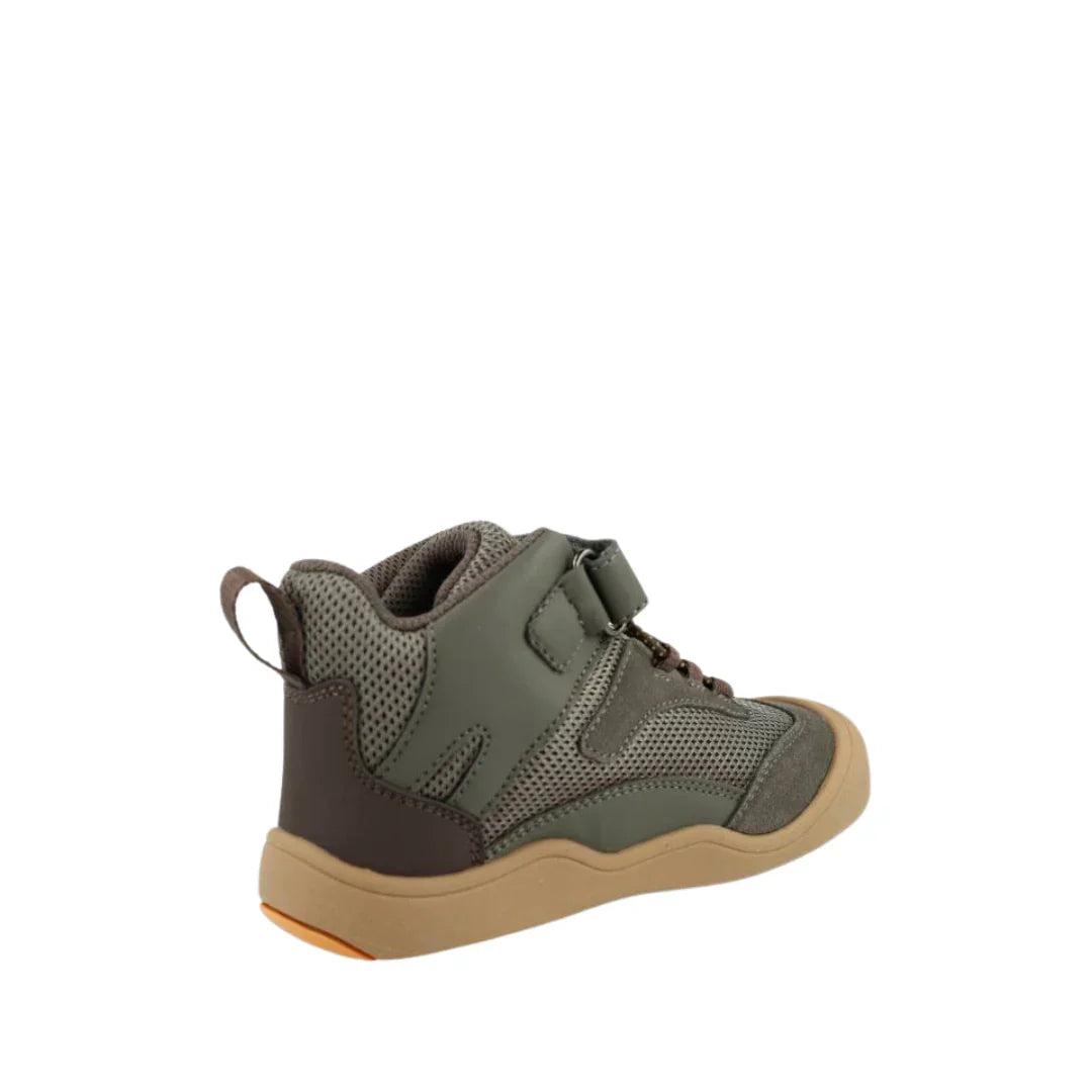 Bota vegana Blanditos Hera Verde vista de três quartos traseira, destacando a flexibilidade da sola de borracha natural e o reforço no calcanhar.