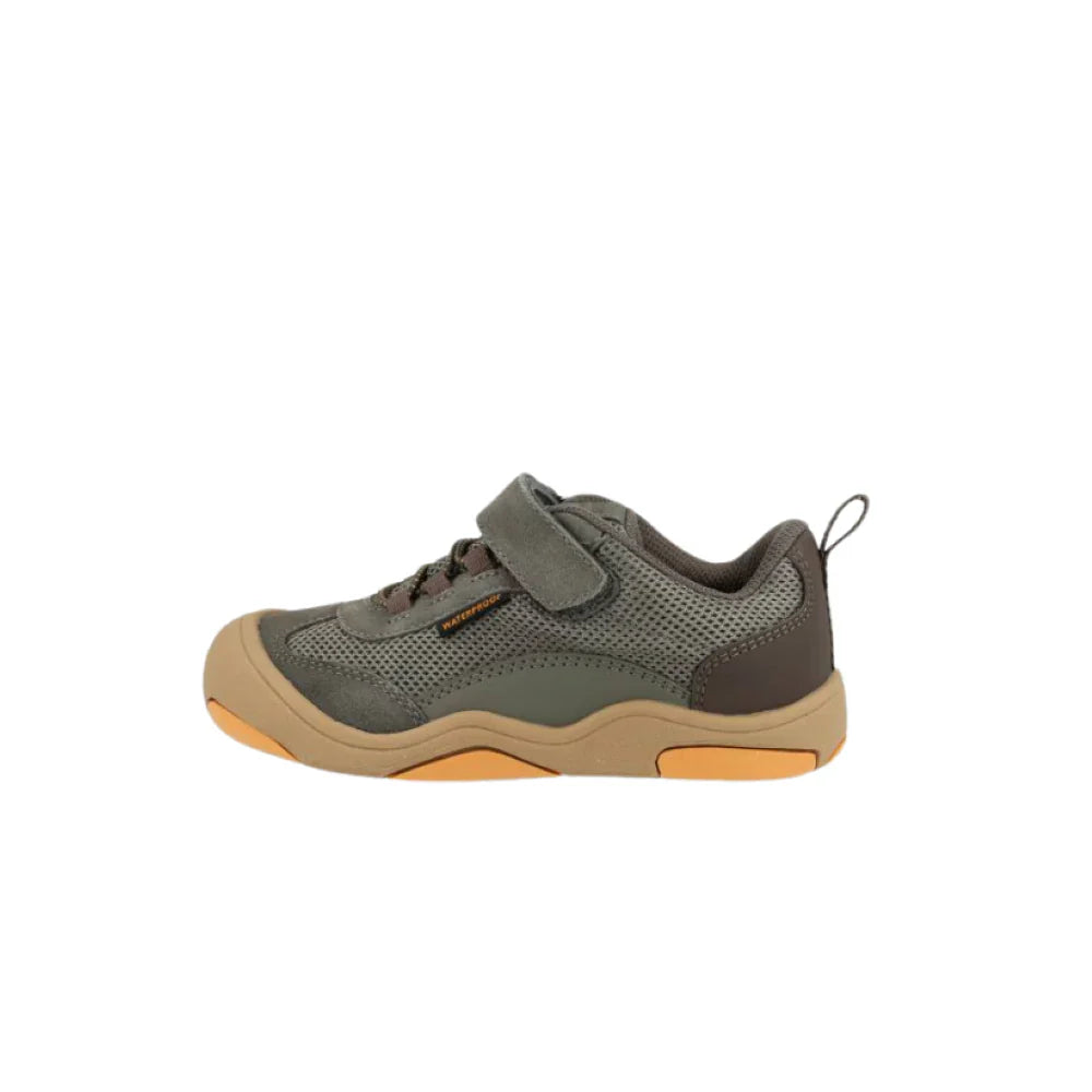 Sapatilha barefoot Blanditos Apolo Verde, vista lateral, destacando a microfibra impermeável e o fecho de velcro ajustável.