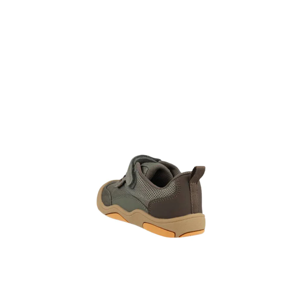 Vista traseira da sapatilha infantil Blanditos Apolo Verde, evidenciando o puxador para calçar e o design respeitador barefoot.
