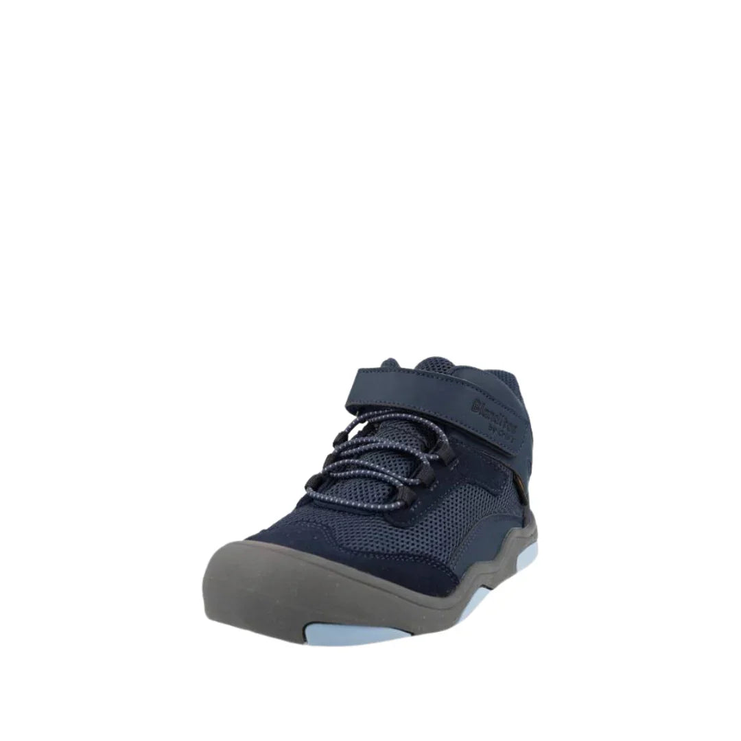 Bota de caminhada infantil Blanditos Hera Marinho, vegana e impermeável, vista de frente, com atacadores elásticos e velcro.
