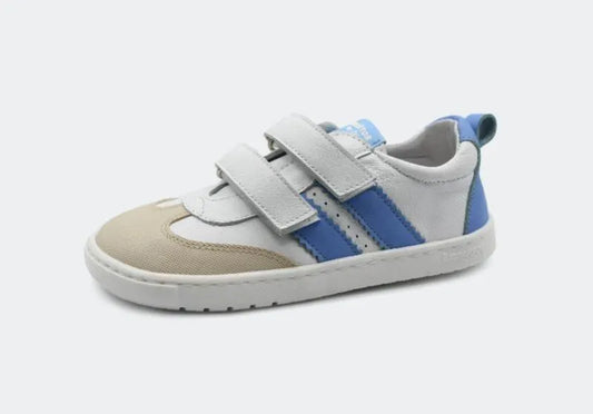 Vista lateral da sapatilha Blanditos Marea 2025 Azulon (azul). Calçado respeitador infantil branco com riscas azuis, biqueira bege e fecho duplo de velcro. Calçado Barefoot flexível e com biqueira larga.