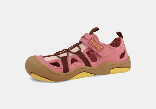 Sandália desportiva infantil vegana Blanditos by Crio's Olimpo em tons de rosa, castanho e amarelo, com fecho de velcro e biqueira reforçada.