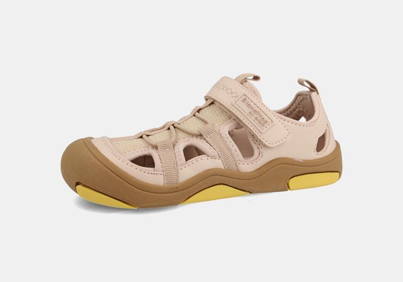 Sandália desportiva trekking vegana Blanditos by Crio's Olimpo em bege claro, com sola castanha e detalhes amarelos, fechada à frente com velcro.