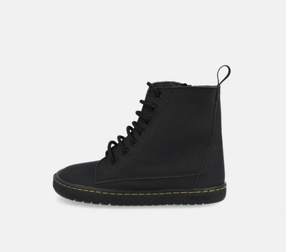 Blanditos by Crio's Sapatilhas/Bota Chicago Negro, vista lateral-esquerda, destacando o design minimalista e sola fina.