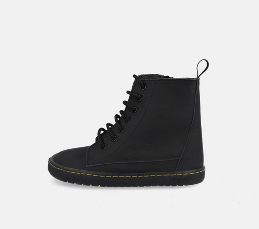 Blanditos by Crio's Sapatilhas/Bota Chicago Negro, vista lateral-esquerda, destacando o design minimalista e sola fina.