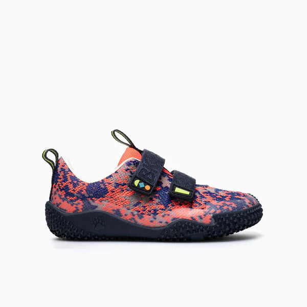 Calçado infantil Pablosky barefoot, padrão salpicado laranja e azul, visto de lado.