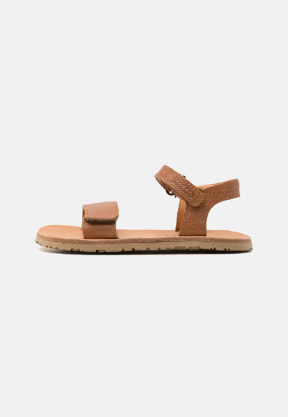 Sandália minimalista Froddo em pele conhaque, perfil lateral, mostrando sola fina de 9mm e fivela ajustável.