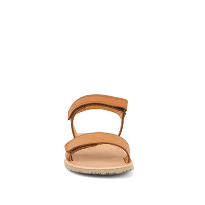 Sandália Froddo barefoot em pele conhaque, vista frontal, destacando o design minimalista e as tiras ajustáveis.