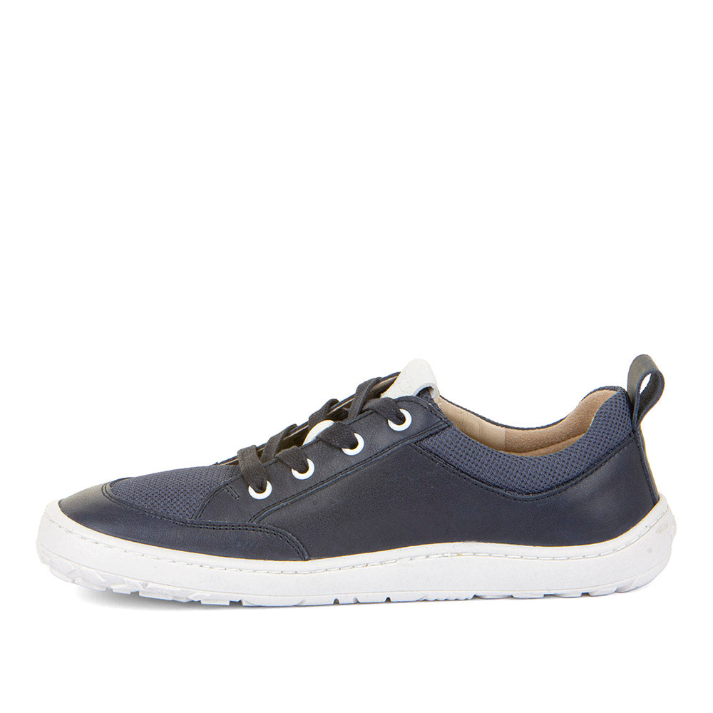 Sapatilha Froddo Geo Barefoot azul escura de cano baixo, perfil lateral, com atacadores e sola natural, ideal para pés normais a largos.