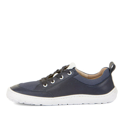 Sapatilha Froddo Geo Barefoot azul escura de cano baixo, perfil lateral, com atacadores e sola natural, ideal para pés normais a largos.
