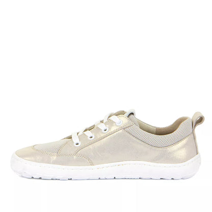 Vista lateral da sapatilha barefoot Froddo Geo Gold Shine, mostrando o perfil baixo, a combinação de materiais (couro e têxtil perfurado) e a sola flexível de borracha natural.