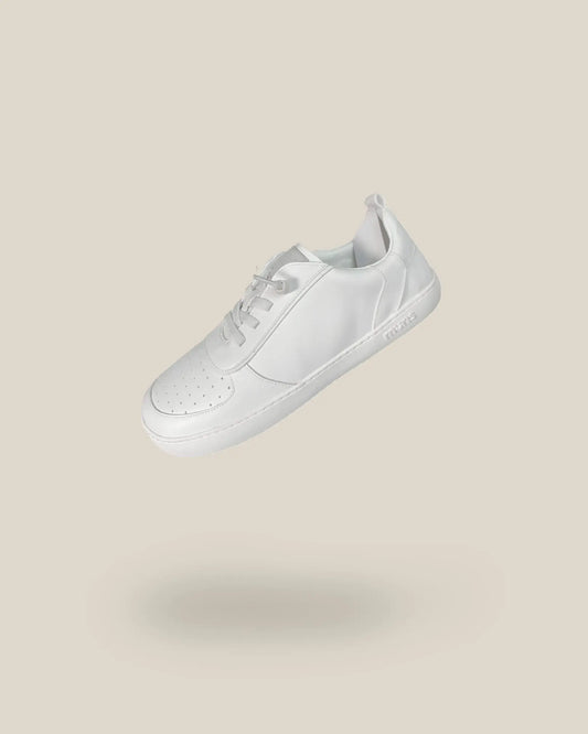 Sapato barefoot Muris Barefoot Nuuk Adulto Off White, modelo totalmente branco com atacadores e sola flexível zero-drop. Design minimalista, confortável e respeitador da anatomia do pé.

