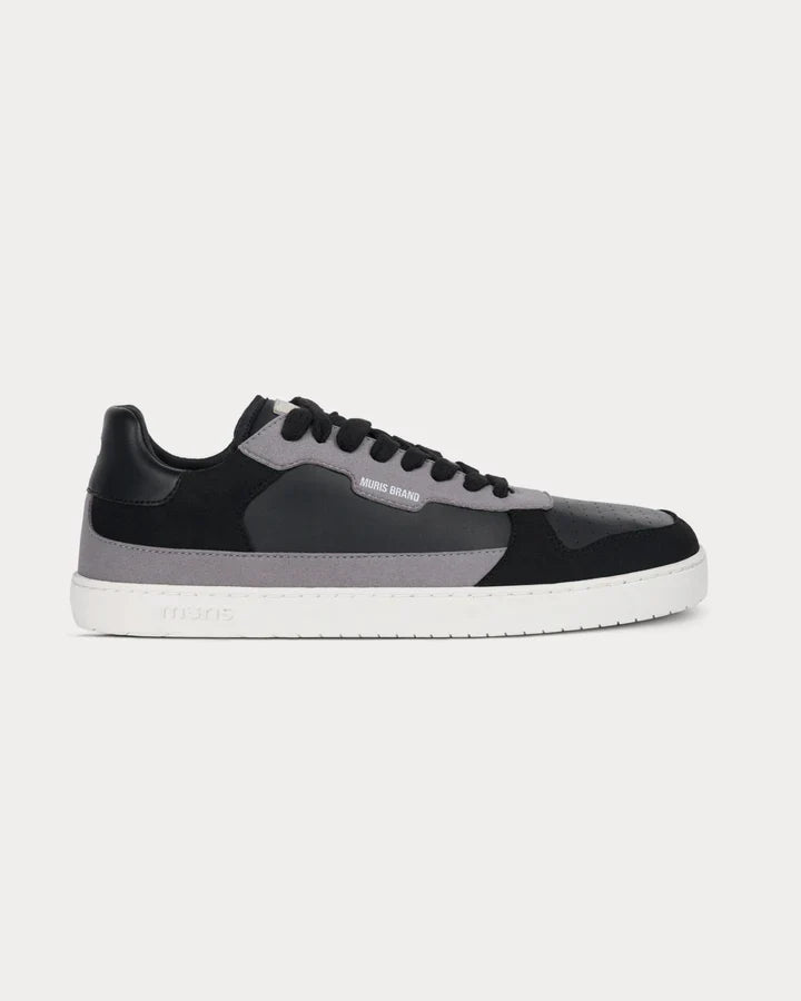 Sapatilha Muris Barefoot HE Majorca Black, vista lateral, com painéis em preto e cinzento e sola branca fina.