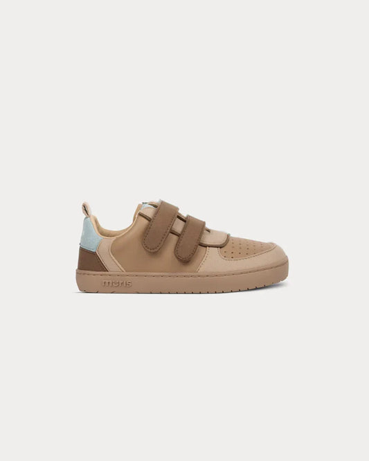 Sapatilha Muris Barefoot Petra Junior Bark Brown, vista lateral, cor castanha clara com fecho de velcro duplo e detalhe azul claro no calcanhar.