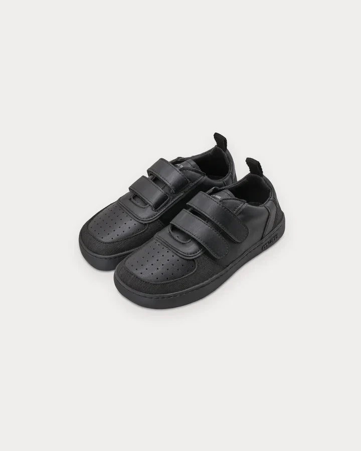 Par de sapatilhas infantis Muris Petra Junior pretas, em destaque sobre fundo branco, mostrando o design barefoot e fecho de velcro.