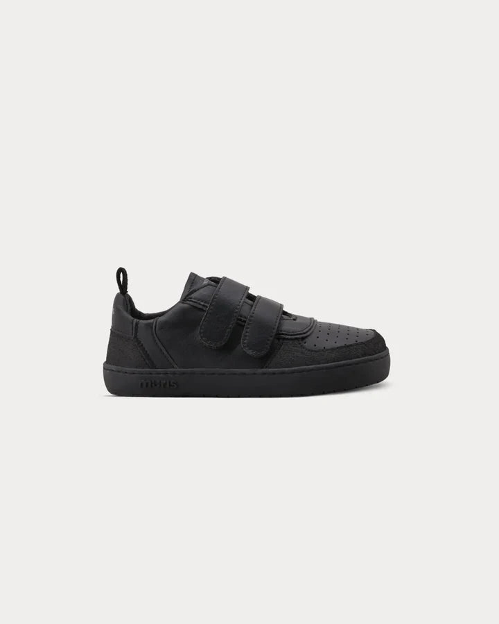 Sapatilha Muris Barefoot Petra Junior preta, vista lateral, com fecho de velcro duplo e sola fina, ideal para pés em crescimento.
