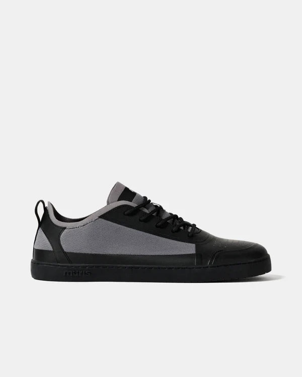 Ténis desportivo barefoot Muris Menorca em preto e cinzento, visto de perfil sobre fundo branco.