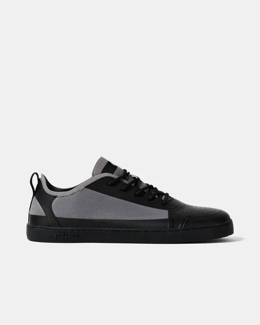 Ténis desportivo barefoot Muris Menorca em preto e cinzento, visto de perfil sobre fundo branco.