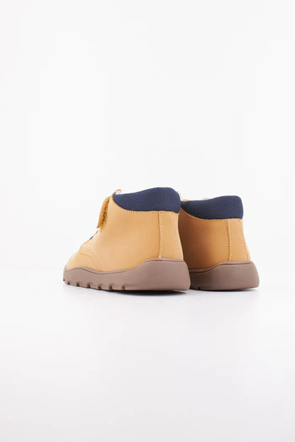 Par de botas Pablosky Barefoot Nobuck Tech Ambra, vista traseira, com sola flexível e gola acolchoada.
