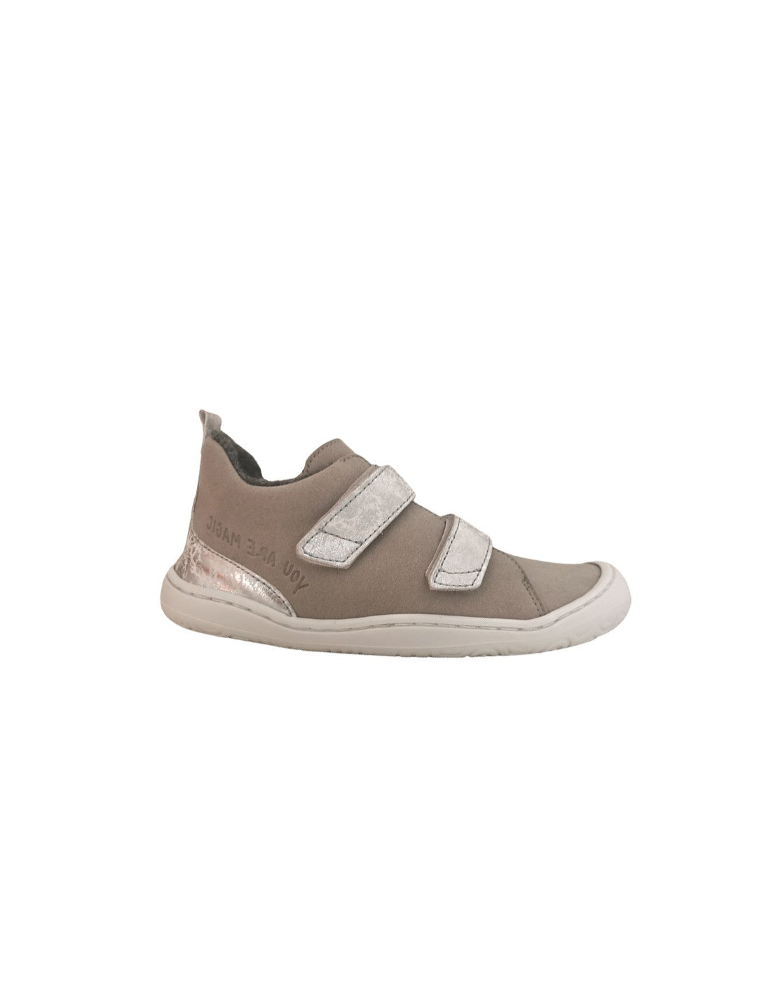 Sapato Poppis YOYO HIELO em microfibra bege, estilo barefoot, com fecho de velcro prateado e detalhe brilhante no calcanhar.