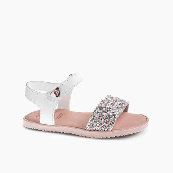 Sandália barefoot Pablosky branca com tiras iridescentes e detalhe de coração