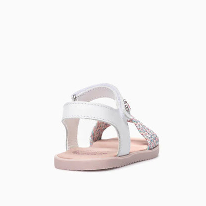 Vista traseira da sandália barefoot infantil com tira de ajuste